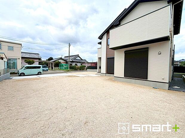 〜お庭もある余裕の敷地〜 ・広々した敷地にはお庭もご用意。お庭があるだけで余裕を感じますね。 ・防草シートや人工芝の敷設などのオプションもお気軽にご相談くださいませ。 