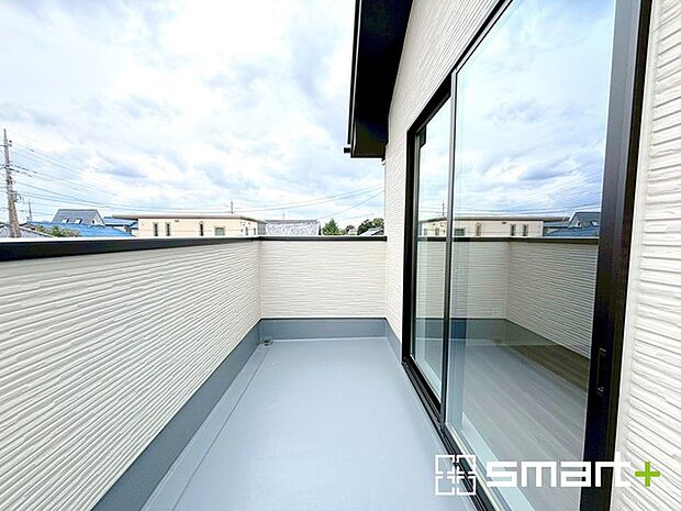 〜洗濯物も干しやすいバルコニー〜 ・2箇所あるバルコニーは毎日のお洗濯に大活躍。洗濯物もたくさん干せて快適ですね。 ・テラス屋根等のオプションもお気軽にご相談くださいませ。