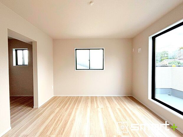 ~バルコニーに面した洋室~ ・バルコニー側の大きな窓から穏やかな陽が差し込む明るい洋室。 ・ウォークインクローゼット付なのでお洋服も分けてスッキリ収納できます。