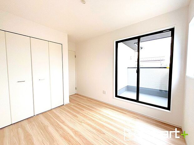 〜明るく暖かな光が差し込む洋室〜 ・窓からたっぷりの光が舞い込み、お部屋全体を優しく包み込んでくれます。 ・くつろぎのプライベート時間を明るい空間で穏やかにお過ごしいただけます。