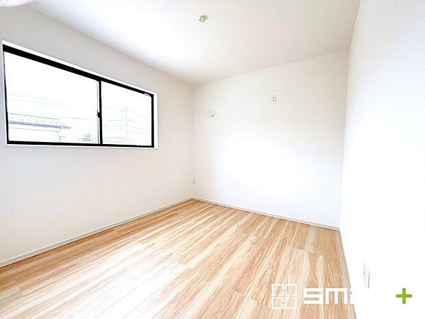 ~収納豊富な洋室~ ・各居室に備え付けの収納をご用意。タンスなどを置く場合と比べ出っ張らないので部屋の中を有効のご活用いただけます。 ・収納の広さなどぜひ現地でご確認くださいませ。