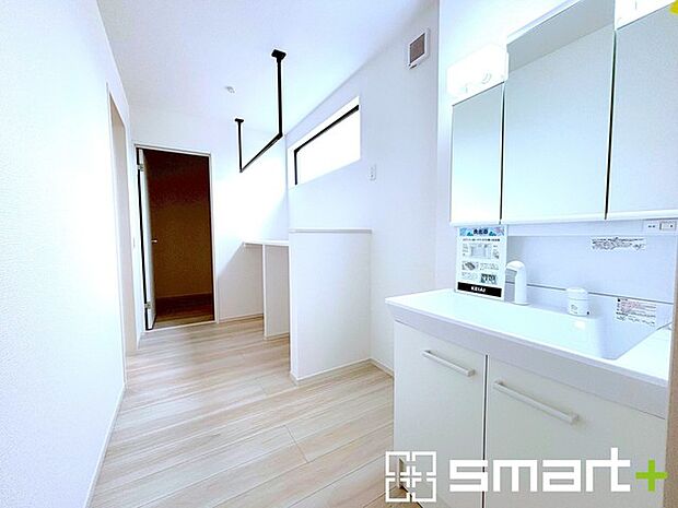 〜人気の三面鏡を採用〜 ・洗面台は三面鏡仕様なので鏡の角度を変える事で頭の後ろの方までご確認可能です。 ・鏡の裏が収納になっておりますので、洗面台周りもスッキリと片付きます。 