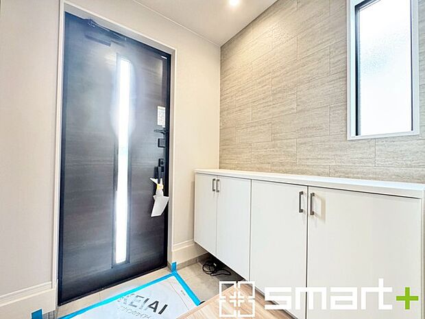 〜穏やかな陽が入る玄関〜 ・玄関ドアにガラス部分を設ける事で穏やかな陽の入る玄関になります。 ・備え付けのシューズボックスはたっぷりしまえて玄関がスッキリ片付きますね。