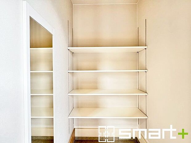 〜シューズインクロークのある玄関〜 ・玄関横にシューズインクロークをご用意。 ・追加の靴置きとしてはもちろん、スキー・ゴルフなど趣味の用具の置場としてもご利用いただけます。 