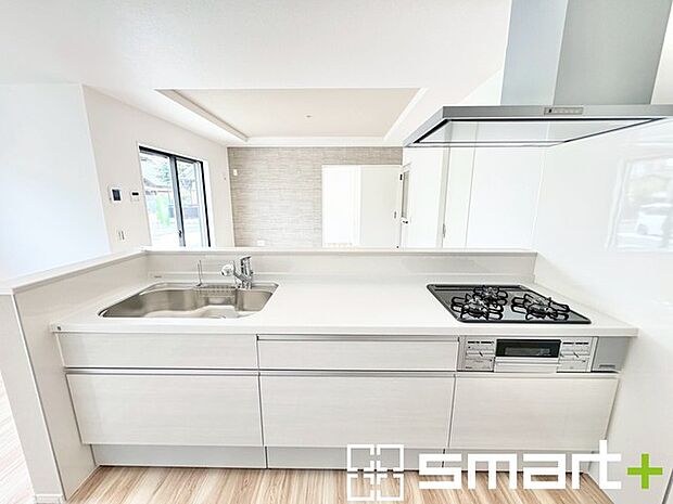 〜人気のカウンターキッチン〜 ・キッチンには余計な柱が無いので、リビングが見渡せ開放感のある造りとなっております。 ・蛇口には浄水器が内蔵されるなど機能面でも優れたキッチンです。 