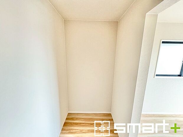 〜憧れのウォークインクローゼット〜 ・居室にウォークインを設ける事で季節ものや趣味の用具などもスッキリと収納可能です。 ・ぜひ現地でその便利さをご体感くださいませ。 