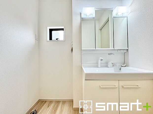 〜人気の三面鏡を採用〜 ・洗面台は三面鏡仕様なので鏡の角度を変える事で頭の後ろの方までご確認可能です。 ・鏡の裏が収納になっておりますので、洗面台周りもスッキリと片付きます。 