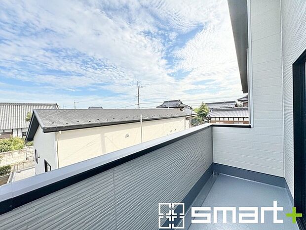 〜洗濯物も干しやすいバルコニー〜 ・バルコニーには物干し竿受けが標準装備されております。 ・テラス屋根等のオプションもお気軽にご相談くださいませ。 