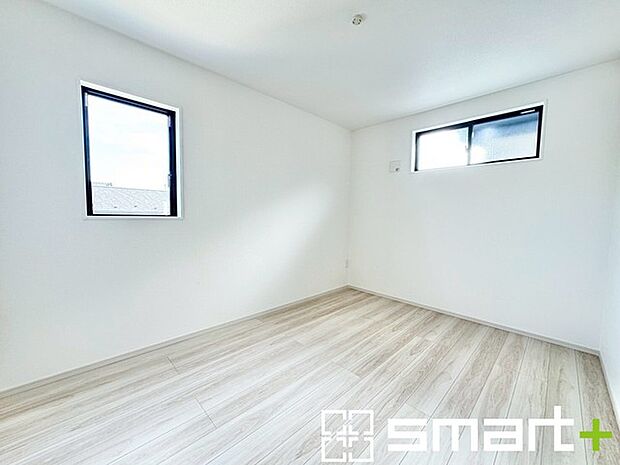 〜収納豊富な洋室〜 ・各居室に備え付けの収納をご用意。タンスなどを置く場合と比べ出っ張らないので部屋の中を有効のご活用いただけます。 ・収納の広さなどぜひ現地でご確認くださいませ。 