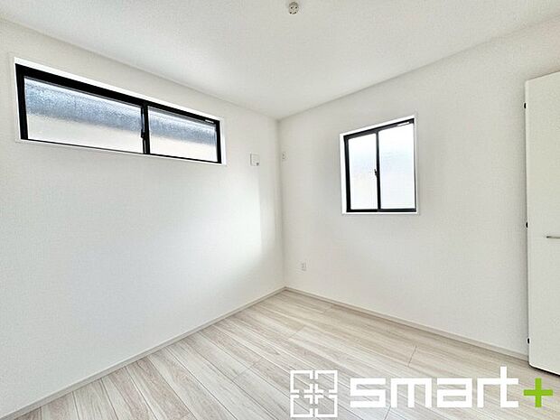 〜日当たり良好の明るい洋室〜 ・穏やかな陽だまりに包まれる居心地の良い洋室。明るい空間で穏やかにお過ごしいただけます。 ・たっぷりの収納スペース付きでお子様のお部屋にもぴったりです。 