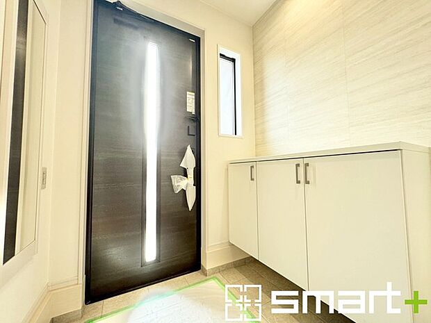 〜穏やかな陽が入る玄関〜 ・窓に加えて玄関ドアのガラス部分からも穏やかな陽が入り、明るい玄関になります。 ・備え付けのシューズボックスはたっぷりしまえて玄関がスッキリ片付きますね。 