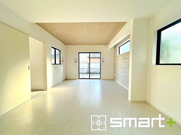 〜穏やかな陽の入るＬＤＫ〜 ・大きな窓のあるＬＤＫは陽当りも良好で明るい空間となっております。 ・ご家族団らんなど過ごす時間の多いＬＤＫが明るいのは嬉しいポイントですね。 