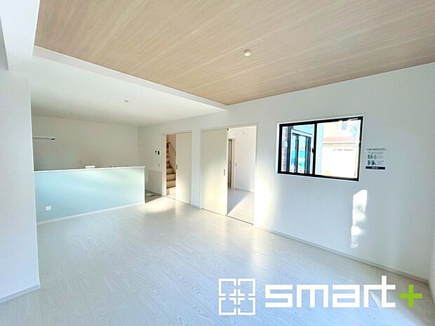 〜家族団らんにピッタリの広々リビング〜 ・穏やかな陽だまりに包まれる居心地の良いＬＤＫは、ご家族が集まる憩いのスペースに。 ・隣接の洋室を続き間として利用すれば21帖超の広々空間になります。 