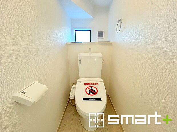 〜窓付きの明るいトイレ〜 ・清潔感あるシャワートイレ。窓があるので換気もしやすく快適ですね。 ・背面にある棚はトイレットペーパーなどの置き場や飾り棚としても利用できますね。 