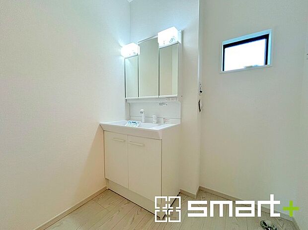 〜人気の三面鏡を採用〜 ・洗面台は三面鏡仕様なので鏡の角度を変える事で頭の後ろの方までご確認可能です。 ・鏡の裏が収納になっておりますので、洗面台周りもスッキリと片付きます。 