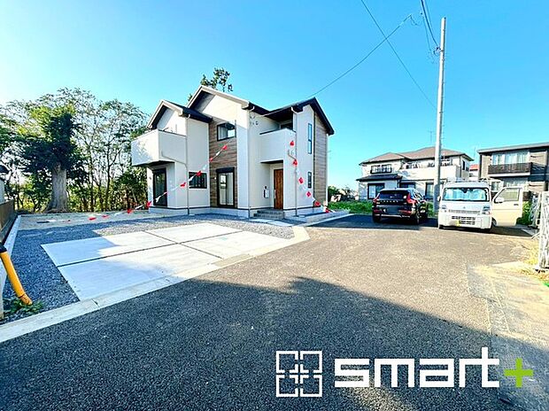 〜閑静な住宅街の立地〜 ・周辺は閑静な住宅街となっておりますので、静かな暮らしをご実現いただけます。 ・前面道路の交通量も多くないので、小さなお子様がいるご家庭でもご安心ですね。 