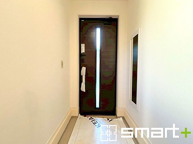 ~穏やかな陽が入る玄関~ ・玄関ドアにガラス部分を設ける事で穏やかな陽の入る玄関になります。 ・備え付けのシューズボックスはたっぷりしまえて玄関がスッキリ片付きますね。