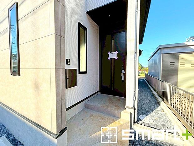 ~お住まいの顔「玄関」~ ・玄関ドアの上にはもちろん軒がございますので、雨の日でも濡れずに鍵の開閉が可能です。 ・鍵は防犯性に優れたディンプルキーを採用。