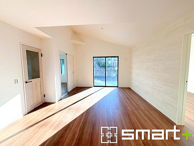 ~穏やかな陽の入るLDK~ ・大きな窓のあるLDKは陽当りも良好で明るい空間となっております。 ・ご家族団らんなど過ごす時間の多いLDKが明るいのは嬉しいポイントですね。