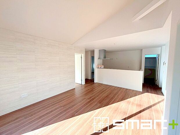 ~余裕の空間が広がるLDK~ ・20帖あるLDKはご家族団らんのお時間を余裕の広さで演出してくれます。 ・ご内覧の際は家具の配置などもイメージしながらご覧くださいませ。