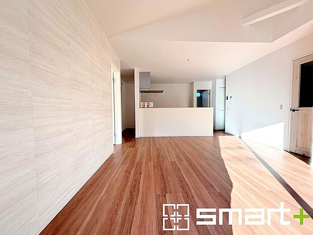 ~穏やかな陽の入るLDK~ ・ご家族でゆったり寛げる広々リビングは、大きな窓からたっぷりの陽光が差し込む明るい空間。 ・料理と洗濯、片付けなど並行して家事を進める時に便利な回遊動線。