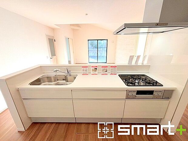 ~人気のカウンターキッチン~ ・キッチンには余計な柱が無いので、リビングが見渡せ開放感のある造りとなっております。 ・蛇口には浄水器が内蔵されるなど機能面でも優れたキッチンです。