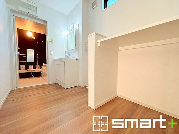 〜余裕のある広さの洗面スペース〜 ・洗面スペースを大きめに取る事でリネン置場などにも困らず、洗濯なども楽々行っていただけます。 ・家事にも便利なカウンター付きです。