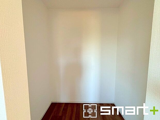 ~憧れのウォークインクローゼット~ ・居室にウォークインを設ける事で季節ものや趣味の用具などもスッキリと収納可能です。 ・ぜひ現地でその便利さをご体感くださいませ。