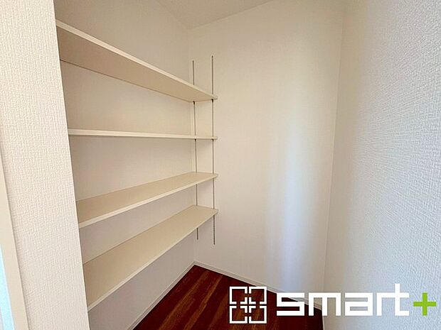 ~あると嬉しいパントリー~ ・キッチン横にはパントリー付。便利な可動棚付きで食材や台所用品のストックもたくさん出来ます。 ・散らかりがちなキッチン周りがスッキリ片付いて毎日の家事も快適。