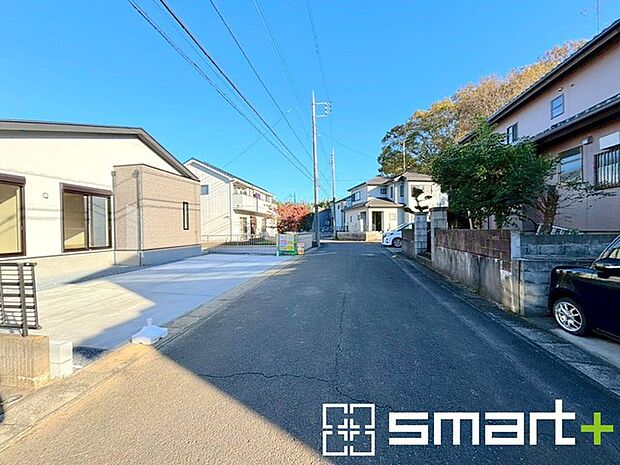 〜閑静な住宅街の立地〜 ・周辺は閑静な住宅街となっておりますので、静かな暮らしをご実現いただけます。 ・前面道路の交通量も多くないので、小さなお子様がいるご家庭でもご安心ですね。 