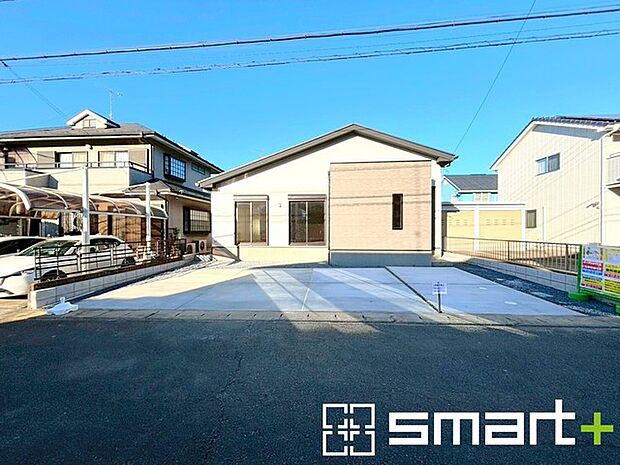 〜ゆとりあるカースペース3台〜 ・セカンドカーや来客時にも困らないカースペース3台。自転車やバイクのおける余裕の広さです。 ・カーポートなどのオプションもお気軽にご相談くださいませ。 