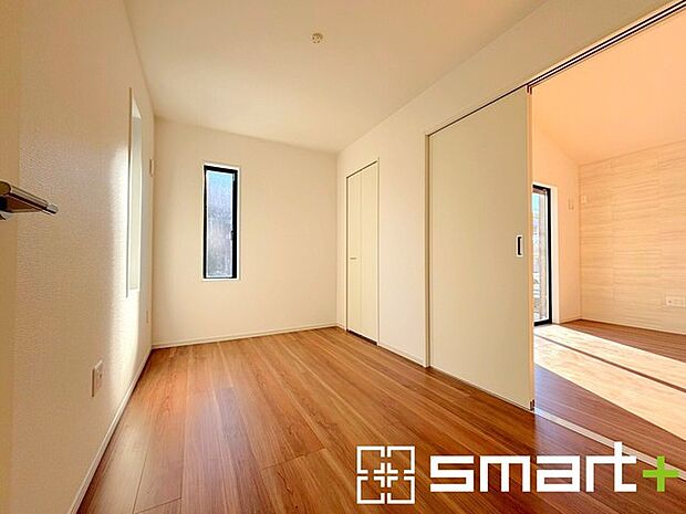 〜リビング横の洋室〜 ・お子様のプレイルームやお昼寝、趣味のお部屋など、用途様々な洋室。収納付きです。 ・寝室はもちろん、玄関から直接出入り可能なのでゲストルームにも利用できますね。 