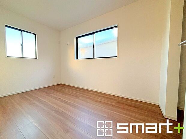 ~2面採光の明るいお部屋~ ・洋室は2面採光とする事で穏やかな陽の入る明るい空間となっております。 ・くつろぎのプライベート時間を明るい空間で穏やかにお過ごしいただけます。