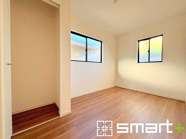 〜収納豊富な洋室〜 ・各居室に備え付けの収納をご用意。タンスなどを置く場合と比べ出っ張らないので部屋の中を有効のご活用いただけます。 ・収納の広さなどぜひ現地でご確認くださいませ。 