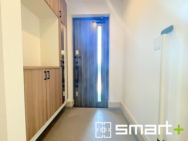 〜お出かけ前の身だしなみも〜 ・シューズボックスに姿見をご用意。 ・朝の忙しい時間もお出かけ前にパっと服装をご確認いただけます。 