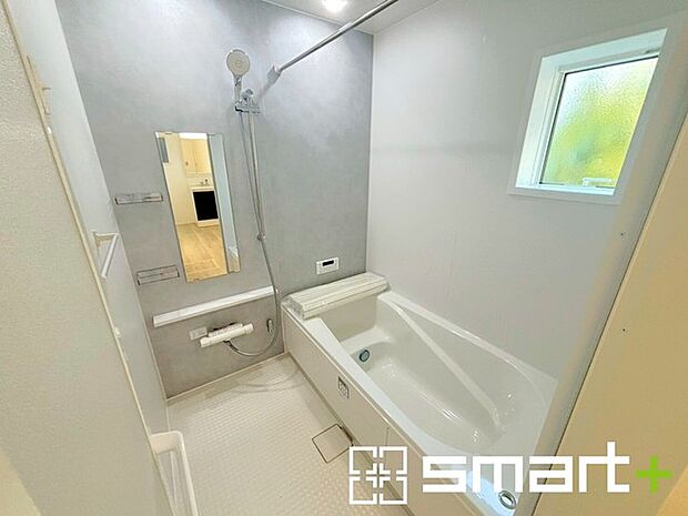 〜浴室乾燥機付きの浴室〜 ・浴室には乾燥機が付いているので雨の日でも洗濯物を干すことが可能です。 ・水はけの良い床材など機能面も充実。マイクロバルなどオプションもご相談くださいませ。 