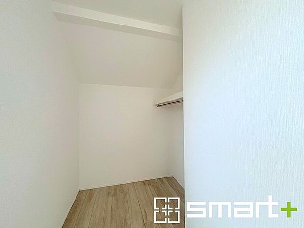 〜本格的な広さのウォークイン〜 ・しっかりとした広さのウォークインクローゼットを設けた仕様。 ・よくある小さめのウォークインは実際には収納力弱めですが、これだけ大きいと十分な収納力です。