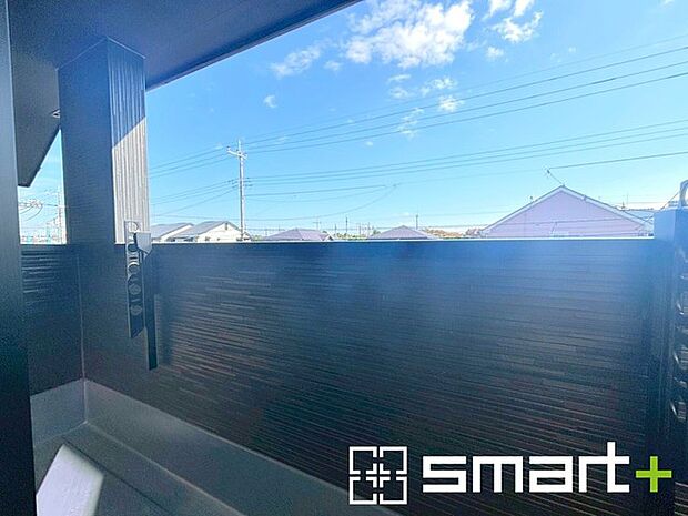 〜屋根付きのバルコニー〜 ・バルコニーは屋根付きなので急な雨でも安心です。 ・奥行きもあるので洗濯物が干しやすいのも嬉しいポイントですね。 