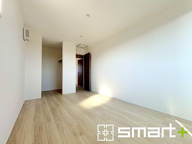 ~ウォークインクローゼットのあるお部屋~ ・人気のウォークインクローゼットをご用意。季節物や趣味の道具などもスッキリと収納が可能です。 ・最近流行りの収納術などもぜひご活用くださいませ。