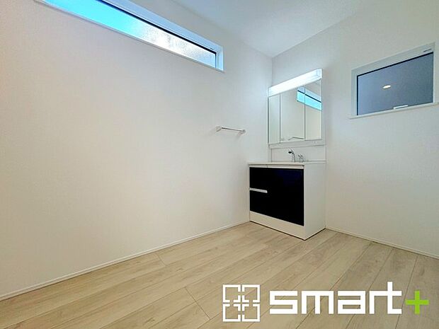 〜ランドリースペースのある洗面所〜 ・洗面所にはリネンスペースを設ける事でタオルや洗剤などの置場にも困りません。 ・意外とリネンスペースがある物件は少ないので、ぜひ現地でその魅力をご確認ください。