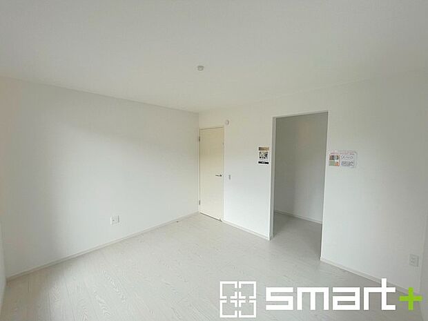 〜南バルコニーに面した洋室〜 ・バルコニー側の大きな窓から穏やかな陽が差し込む明るい洋室はゆとりある広さの9.2帖。 ・ご夫婦やご兄弟でもゆったりとお過ごしいただけます。