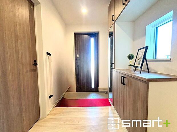 ~穏やかな陽の入る玄関~ ・玄関ドアのガラス部分に加えてシューズボックスの間に窓を設ける事で穏やかな陽の入る玄関に。 ・ご家族やご来客を明るい空間で出迎えてくれます。