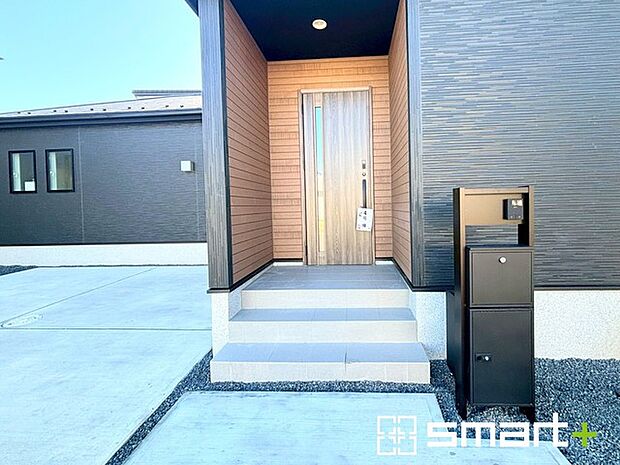 〜お住まいの顔「玄関」〜 ・玄関ドアの上にはもちろん軒がございますので、雨の日でも濡れずに鍵の開閉が可能です。 ・鍵は防犯性に優れたディンプルキーを採用。 