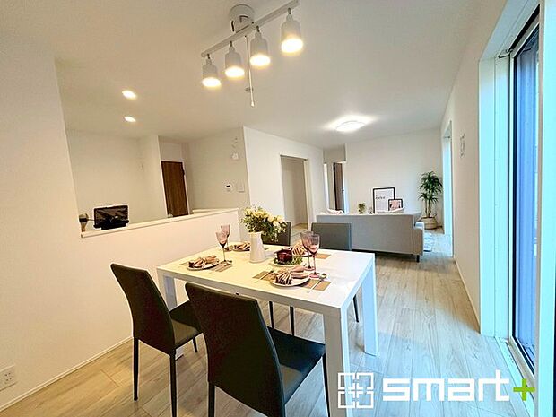 〜家具の配置がしやすい間取〜 ・ＬＤＫはリビングとダイニングの境目が分かりやすくなっており、家具の配置がしやすい造り。 ・どんなインテリアにするか考えるだけでも楽しくなりますね。 