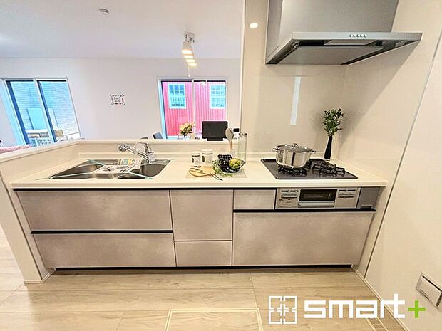 ~人気のカウンターキッチン~ ・キッチンには余計な柱が無いので、リビングが見渡せ開放感のある造りとなっております。 ・蛇口には浄水器が内蔵されるなど機能面でも優れたキッチンです。