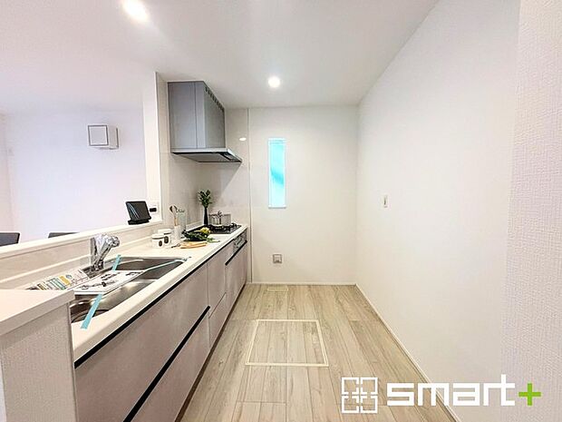 〜使い勝手の良いシステムキッチン〜 ・料理がしやすい設計のキッチンでお料理もはかどりますね。 ・もちろんキッチン下部は収納になっておりますので、フライパンなども収納可能です。 