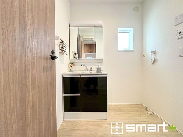 ~人気の三面鏡を採用~ ・洗面台は三面鏡仕様なので鏡の角度を変える事で頭の後ろの方までご確認可能です。 ・鏡の裏が収納になっておりますので、洗面台周りもスッキリと片付きます。