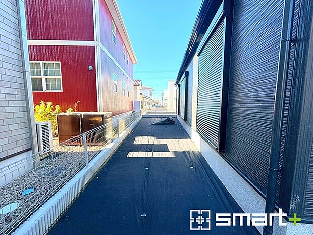 〜お庭もある余裕の敷地〜 ・広々した敷地にはお庭もご用意。お庭があるだけで余裕を感じますね。 ・防草シートや人工芝の敷設などのオプションもお気軽にご相談くださいませ。 