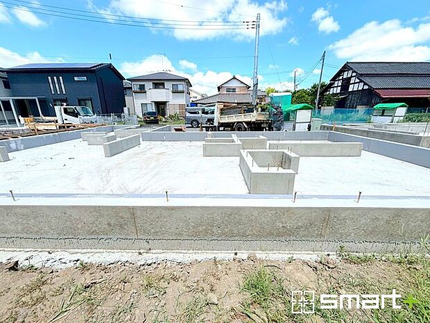 〜ベタ基礎でしっかりとした土台〜 ・コンクリートの中に鉄筋を配し強度を高めた「ベタ基礎」を採用。 ・しっかりとした土台を造ったうえで、その上に建物が築造されていきます。 