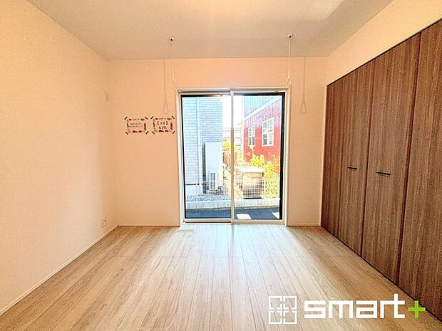 〜自然な風合いの洋室〜 ・ナチュラルな色彩で纏められた洋室は家具のコーディネートもしやすくなっております。 ・どんな家具にするか考えるだけでも楽しくなってきますね。 